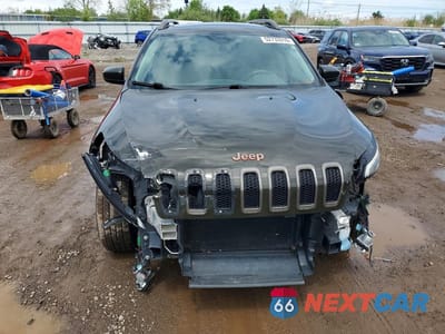 Piąte zdjęcie samochodu w środku: 2016 JEEP CHEROKEE LATITUDE VIN:1C4PJMCB1GW309967 - miniatura