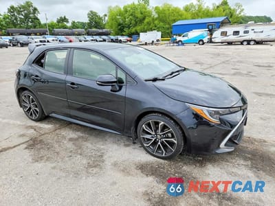Czwarte zdjęcie samochodu z boku: 2019 TOYOTA COROLLA HATCHBACK XSE VIN:JTNK4RBE7K3019121 - miniatura