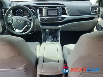Zdjęcie 8 z 14 samochodu: 2019 TOYOTA HIGHLANDER LE VIN:5TDZARFH4KS060658 - miniatura