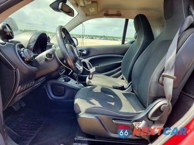 Zdjęcie 7 z 12 samochodu: 2018 SMART FORTWO VIN:WMEFJ9BA0JK283377 - miniatura