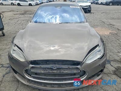 Piąte zdjęcie samochodu w środku: 2016 TESLA MODEL S VIN:5YJSA1E20GF123881 - miniatura