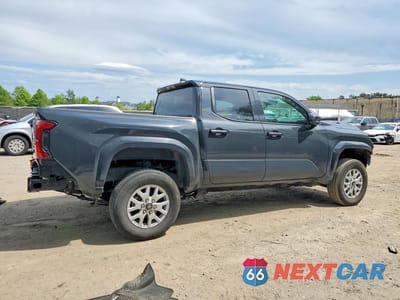 Trzecie zdjęcie samochodu z tyłu: 2025 TOYOTA TACOMA SR VIN:3TYLD5KN8ST014353 - miniatura