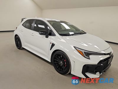 Czwarte zdjęcie samochodu z boku: 2025 TOYOTA GR COROLLA PREMIUM VIN:JTNABAAE6SA022821 - miniatura