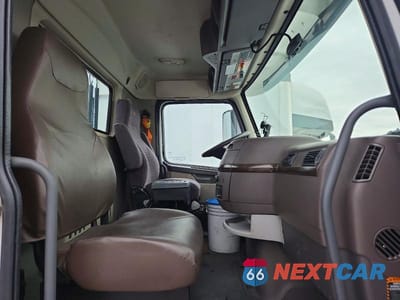 Zdjęcie 6 z 10 samochodu: 2016 VOLVO VNL SEMI TRUCK VIN:4V4N39TG9GN965578 - miniatura