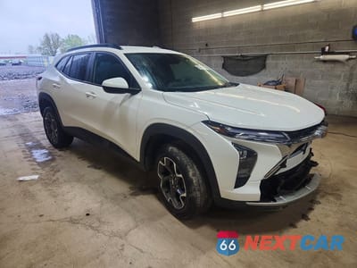Czwarte zdjęcie samochodu z boku: 2024 CHEVROLET TRAX 1LT VIN:KL77LHE20RC239782 - miniatura