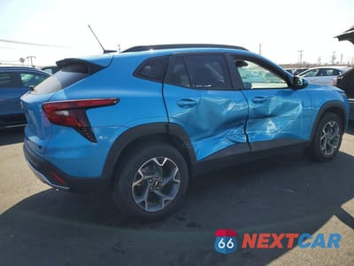 Trzecie zdjęcie samochodu z tyłu: 2026 CHEVROLET TRAX 1LT VIN:KL77LHEP5TC014339 - miniatura