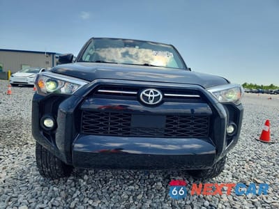 Piąte zdjęcie samochodu w środku: 2021 TOYOTA 4RUNNER SR5 VIN:JTEMU5JR1M5938254 - miniatura