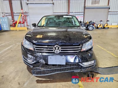 Piąte zdjęcie samochodu w środku: 2015 VOLKSWAGEN PASSAT SE VIN:1VWBS7A31FC018564 - miniatura