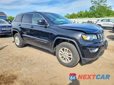 Czwarte zdjęcie samochodu z boku: 2019 JEEP GRAND CHEROKEE LAREDO VIN:1C4RJFAG3KC815930 - miniatura