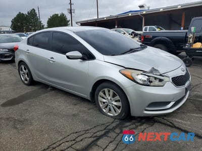 Czwarte zdjęcie samochodu z boku: 2014 KIA FORTE LX VIN:KNAFX4A60E5105242 - miniatura