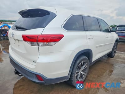 Trzecie zdjęcie samochodu z tyłu: 2019 TOYOTA HIGHLANDER LE PLUS VIN:5TDZZRFHXKS308274 - miniatura