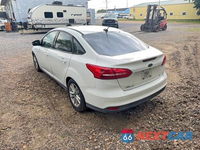 Trzecie zdjęcie samochodu z tyłu: 2016 FORD FOCUS SE VIN:1FADP3F25GL264210 - miniatura