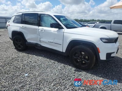 Czwarte zdjęcie samochodu z boku: 2023 JEEP GRAND CHEROKEE L LAREDO VIN:1C4RJKAG5P8828679 - miniatura