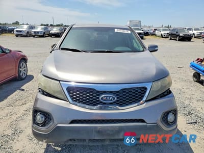 Piąte zdjęcie samochodu w środku: 2011 KIA SORENTO EX VIN:5XYKU4A21BG024146 - miniatura