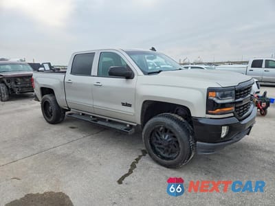 Czwarte zdjęcie samochodu z boku: 2017 CHEVROLET SILVERADO C1500 LT VIN:3GCPCRECXHG361692 - miniatura