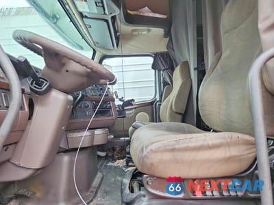 Piąte zdjęcie samochodu w środku: 2016 VOLVO VNL SEMI TRUCK VIN:4V4NC9EH5GN942160 - miniatura