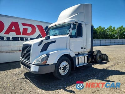 Drugie zdjęcie samochodu z przodu: 2017 VOLVO VNL SEMI TRUCK VIN:4V4N39TG1HN988015 - miniatura