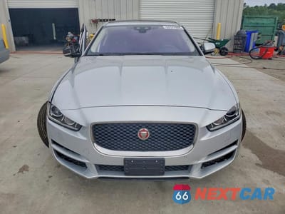 Piąte zdjęcie samochodu w środku: 2017 JAGUAR XE PREMIUM VIN:SAJAD4BG9HA969474 - miniatura