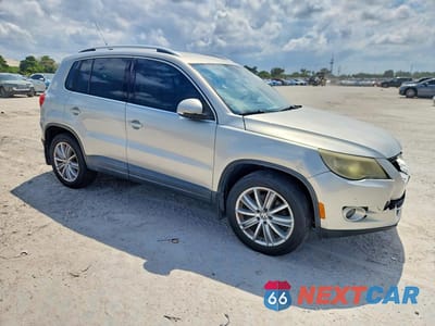 Czwarte zdjęcie samochodu z boku: 2010 VOLKSWAGEN TIGUAN S VIN:WVGAV7AX0AW520963 - miniatura