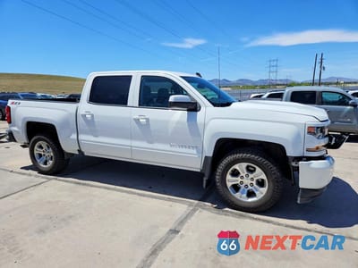 Czwarte zdjęcie samochodu z boku: 2017 CHEVROLET SILVERADO K1500 LT VIN:3GCUKREC6HG431016 - miniatura