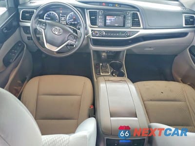 Zdjęcie 8 z 12 samochodu: 2017 TOYOTA HIGHLANDER LE VIN:5TDZARFH0HS030730 - miniatura