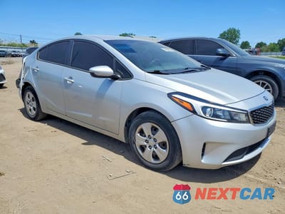 Czwarte zdjęcie samochodu z boku: 2018 KIA FORTE LX VIN:3KPFK4A7XJE268361 - miniatura