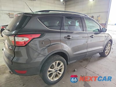 Trzecie zdjęcie samochodu z tyłu: 2018 FORD ESCAPE SE VIN:1FMCU9GD7JUC57967 - miniatura
