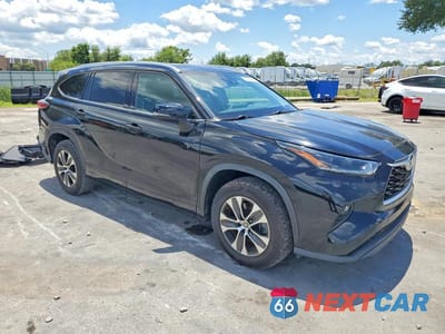 Czwarte zdjęcie samochodu z boku: 2021 TOYOTA HIGHLANDER XLE VIN:5TDGZRAH8MS086366 - miniatura