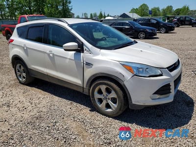 Czwarte zdjęcie samochodu z boku: 2015 FORD ESCAPE SE VIN:1FMCU9G95FUB08220 - miniatura