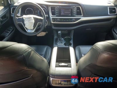 Zdjęcie 8 z 13 samochodu: 2019 TOYOTA HIGHLANDER LE VIN:5TDZARFH5KS060135 - miniatura