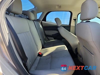 Zdjęcie 10 z 12 samochodu: 2018 FORD FOCUS SE VIN:1FADP3F20JL204018 - miniatura