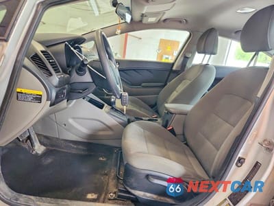 Zdjęcie 7 z 12 samochodu: 2016 KIA FORTE LX VIN:KNAFK4A64G5524308 - miniatura
