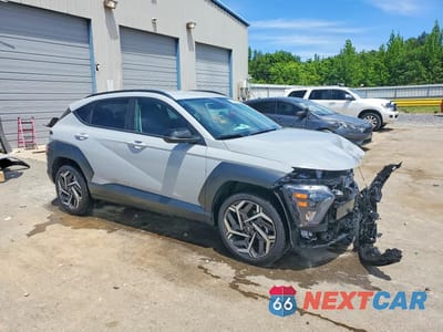 Czwarte zdjęcie samochodu z boku: 2026 HYUNDAI KONA SEL PREMIUM VIN:KM8HD3A39TU376819 - miniatura