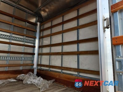 Piąte zdjęcie samochodu w środku: 2022 ISUZU NPR HD BOX TRUCK VIN:JALC4W164N7016187 - miniatura