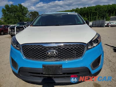 Piąte zdjęcie samochodu w środku: 2018 KIA SORENTO LX V6 VIN:5XYPG4A53JG366381 - miniatura