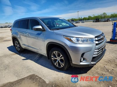 Czwarte zdjęcie samochodu z boku: 2017 TOYOTA HIGHLANDER LE PLUS VIN:5TDBZRFH7HS381385 - miniatura