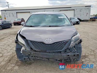 Piąte zdjęcie samochodu w środku: 2017 TOYOTA SIENNA SE VIN:5TDXZ3DC3HS834086 - miniatura