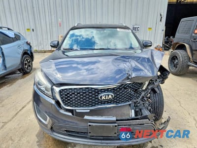 Piąte zdjęcie samochodu w środku: 2018 KIA SORENTO LX V6 VIN:5XYPG4A56JG376130 - miniatura