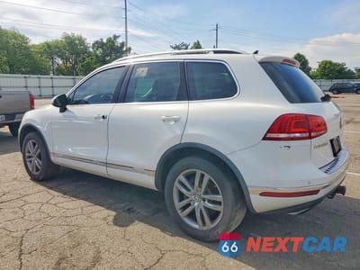 Drugie zdjęcie samochodu z przodu: 2015 VOLKSWAGEN TOUAREG V6 VIN:WVGEF9BP1FD007460 - miniatura