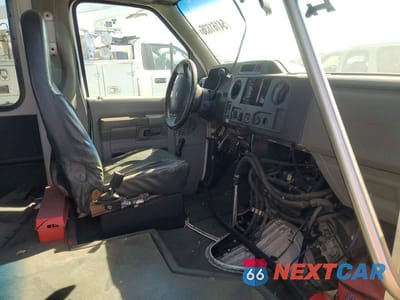 Piąte zdjęcie samochodu w środku: 2013 FORD ECONOLINE E350 SUPER DUTY CUTAWAY VAN VIN:1FDEE3FL7DDA93152 - miniatura