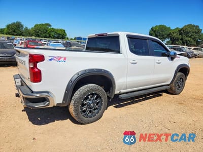Trzecie zdjęcie samochodu z tyłu: 2019 CHEVROLET SILVERADO K1500 LT VIN:1GCUYDED5KZ120209 - miniatura