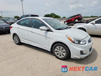 Czwarte zdjęcie samochodu z boku: 2017 HYUNDAI ACCENT SE VIN:KMHCT4AE6HU361531 - miniatura