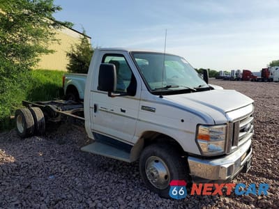 Czwarte zdjęcie samochodu z boku: 2015 FORD ECONOLINE E450 SUPER DUTY CUTAWAY VAN VIN:1FDXE4FS7FDA12496 - miniatura