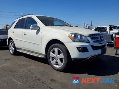 Czwarte zdjęcie samochodu z boku: 2010 MERCEDES-BENZ ML 350 4MATIC VIN:4JGBB8GBXAA564920 - miniatura