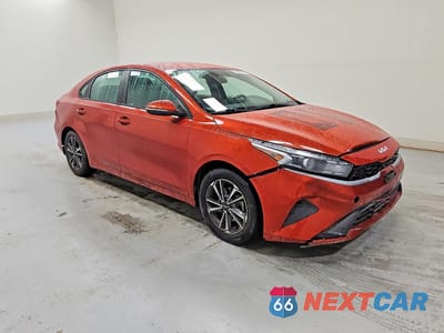 Czwarte zdjęcie samochodu z boku: 2022 KIA FORTE LXS VIN:3KPF24AD0NE495585 - miniatura