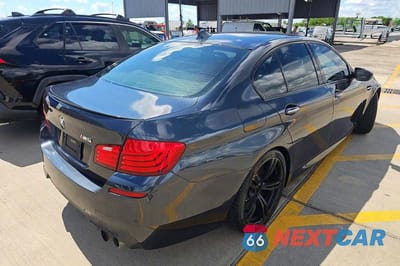 Czwarte zdjęcie samochodu z boku: 2016 BMW M5 VIN:WBSFV9C55GD595740 - miniatura