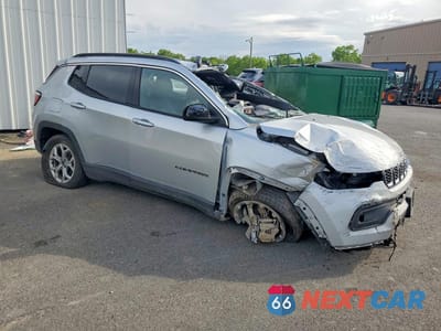Czwarte zdjęcie samochodu z boku: 2025 JEEP COMPASS LATITUDE VIN:3C4NJDBN6ST592951 - miniatura