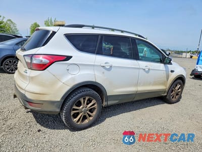 Trzecie zdjęcie samochodu z tyłu: 2018 FORD ESCAPE SE VIN:1FMCU9GD6JUC60603 - miniatura