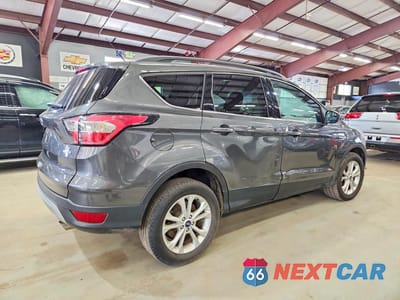 Trzecie zdjęcie samochodu z tyłu: 2018 FORD ESCAPE SE VIN:1FMCU9GDXJUA65913 - miniatura
