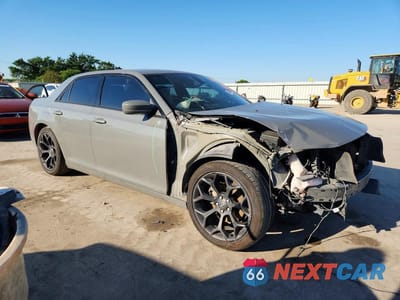 Czwarte zdjęcie samochodu z boku: 2019 CHRYSLER 300 S VIN:2C3CCABG4KH516112 - miniatura